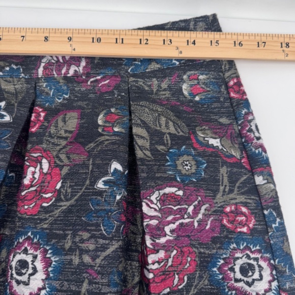 Loft Ann Taylor Skirt Women 8 Gray Metallic Floral Pleated Fairy Office Short - Picture 9 of 10